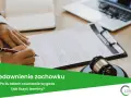 Ręka podpisuje dokument, obok młotek sędziowski. Temat: przedawnienie zachowku i terminy roszczeń.