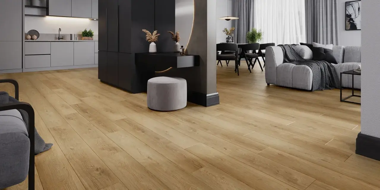Drewnopodobne panele laminowane czy winylowe tworzą ciepłą bazę dla nowoczesnego wnętrza z kuchnią, salonem i toaletką.