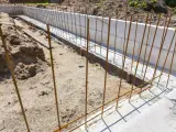 Budowa fundamentów: pionowe i poziome zbrojenie czeka na beton.