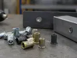 Jak dobrać nitonakrętkę do materiału? Stal, aluminium czy stal nierdzewna w zastosowaniach budowlanych