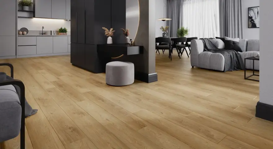 Drewnopodobne panele laminowane czy winylowe tworzą ciepłą bazę dla nowoczesnego wnętrza z kuchnią, salonem i toaletką.