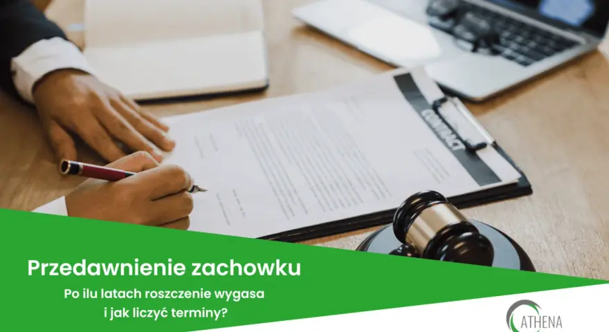 Ręka podpisuje dokument, obok młotek sędziowski. Temat: przedawnienie zachowku i terminy roszczeń.